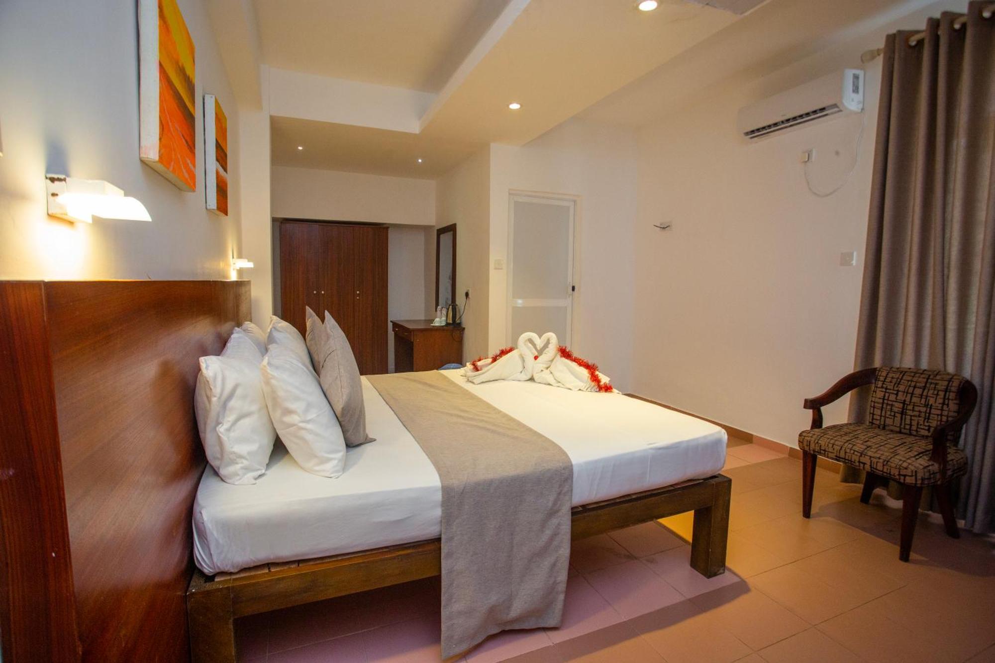 Lucky Seven Hikkaduwa Hotel Exterior photo