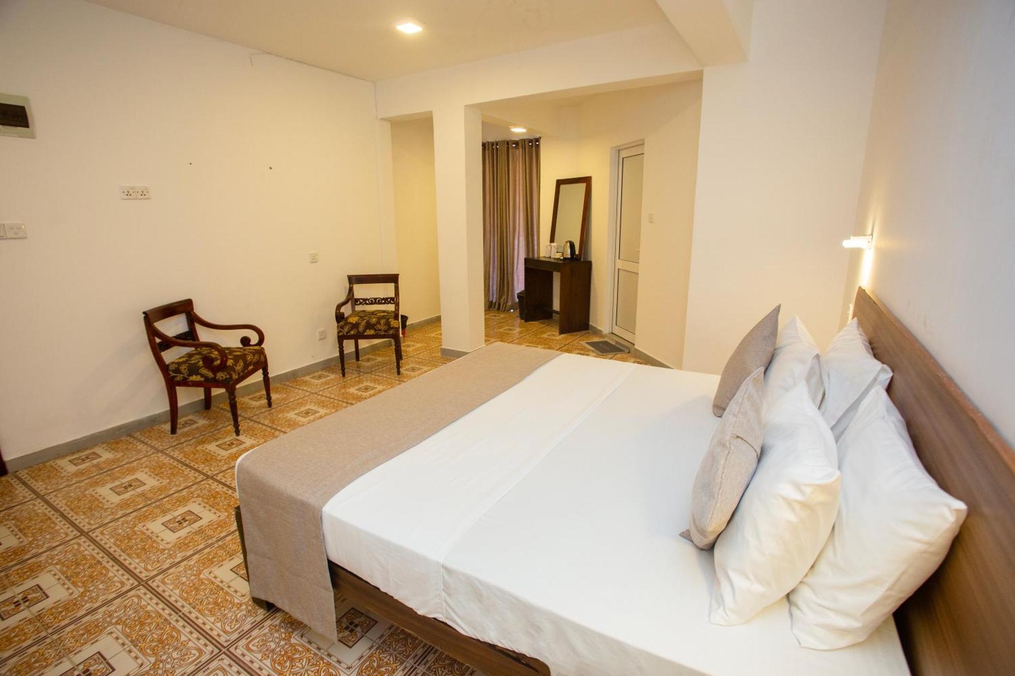 Lucky Seven Hikkaduwa Hotel Exterior photo